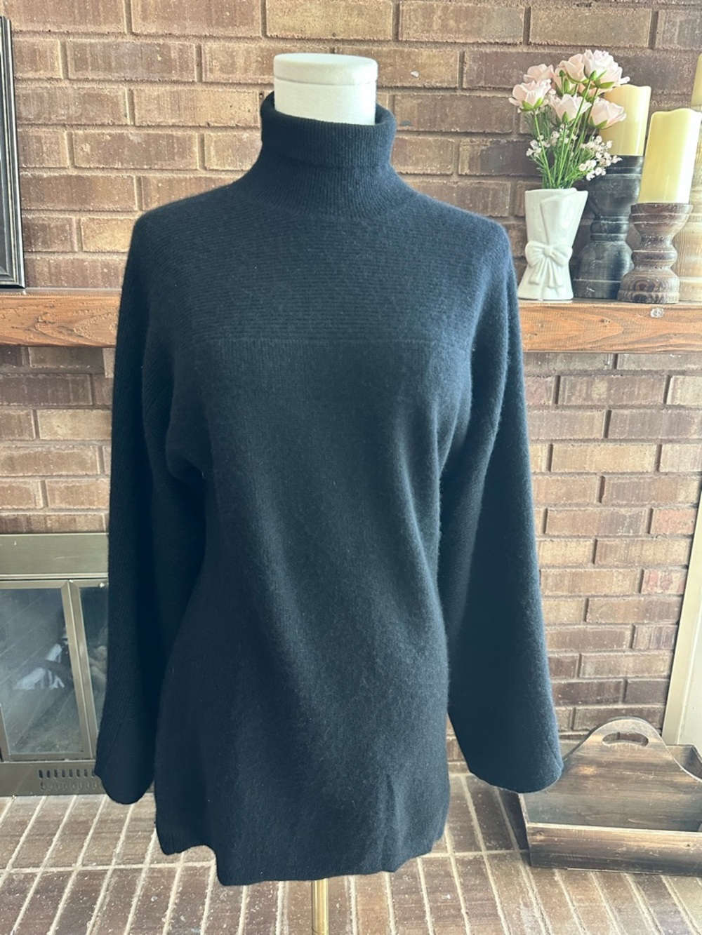Holt Renfrew 100% Cashmere Black Turtleneck Sweater Size M Bell Sleeve